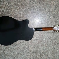 غيتار للبيع هو والحقيبه مع اوتار اضافيه ب سعر 50 الف