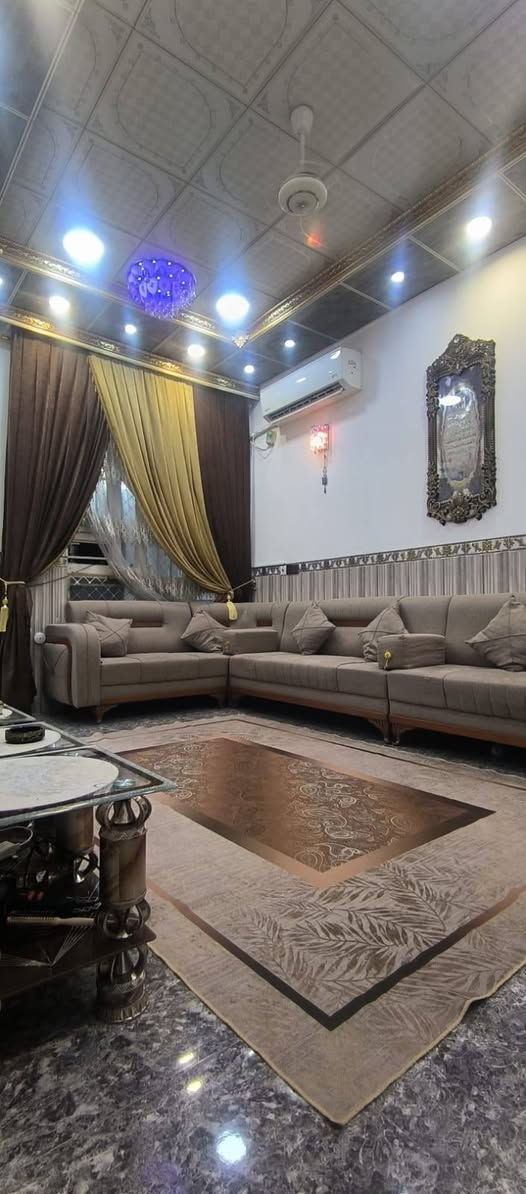 دار للبيع [ بناء حديث ] جاهز وكامل من جميع النواحي 
.***  منطقة خدمات كاملة من ماء ومجاري وتبليط  
الموقع / التحرير خلف ماريا مول 
المساحة / ١٠٠م ٥×٢٠ 
مكونات الدار /  يتكون من كراج سيارة واستقبال ومطبخ بارد وحراري وصالة وغرفة نوم . والطابق الثاني غرفة وبيتونة وغرفة ٨ سوف مبنيه. سيراميك كل البيت ١،٢٠ م الحائط سقف ثانوي .
الاستفسار تفاصيل اكثر الاتصال على الهاتق ***********  والواتساب .

