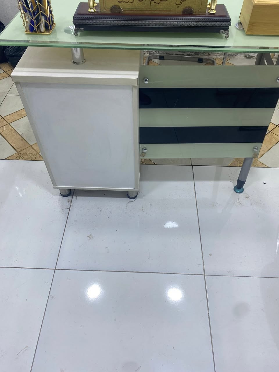 ميز مكتب للبيع

نص مكتوب في الصور:
- ***********