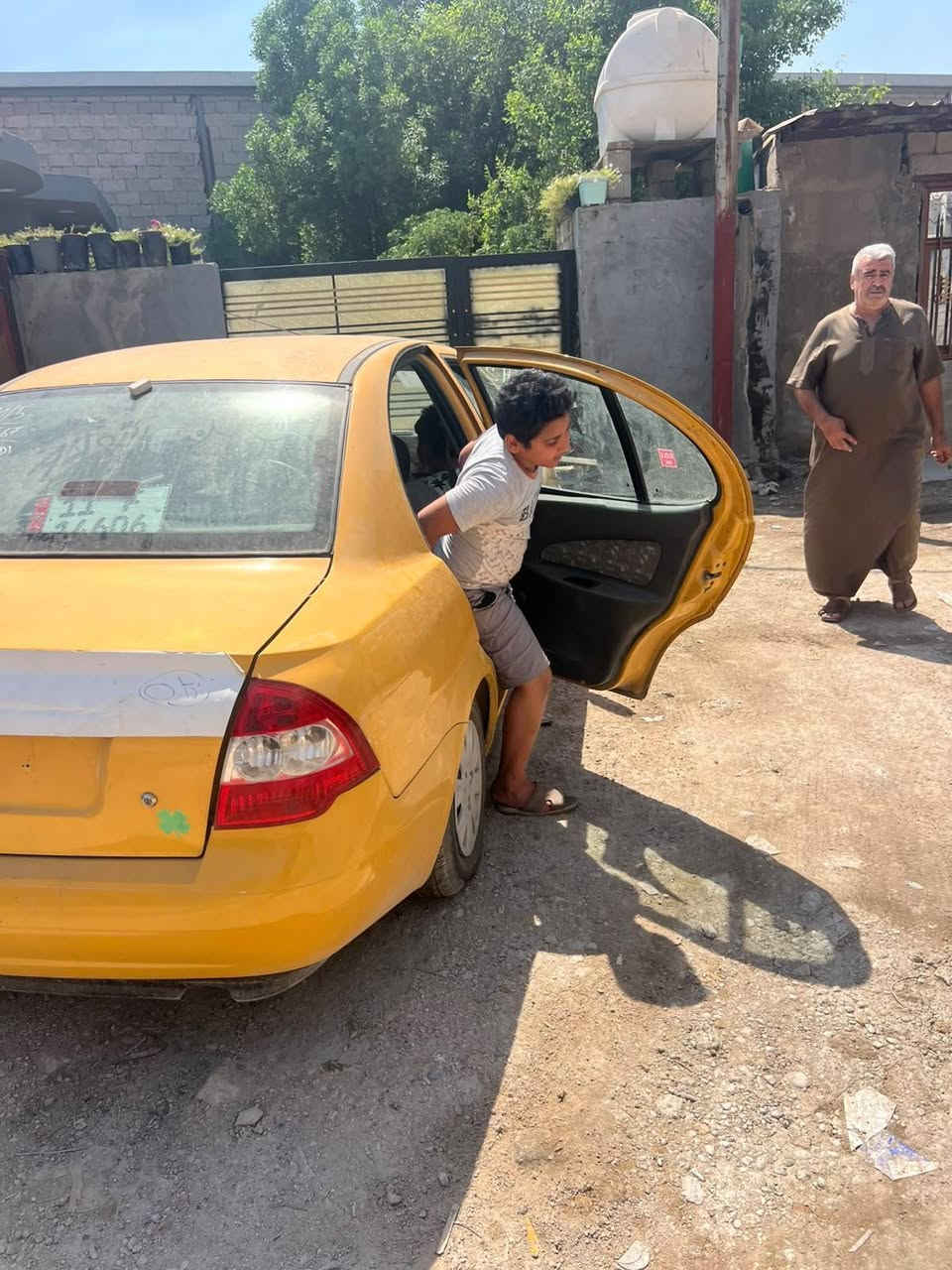 @السلام عليكم للبيع طيبه 2015
كير مكينه تبريد مكفول 
والكشر فقط البنيد مبدل مال شركه 
والباقي مكفول 
تخم تاير جديد 
حداديه جديده 
مدوشمه عام 
رقم بغداد الجديد مصفره هيئه وغرامات بس سنويه ضايعه شكد تكلف سنويه تنزل من حساب سياره بس سياره وصوليه 
باسمنه تحويل ثاني يوم 
مكاني بغداد البياع 
مكلف بالنشر 
الاتصال 30
***********
