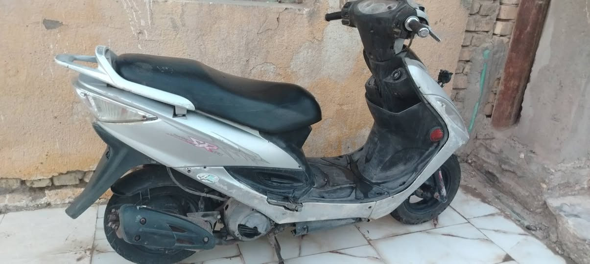 دراجه جي فور مفتوحه نظيفه سلف شغال كهربائياتها كلها تشتغل بيها شلعه مو طبيعه كامله ماعوزها اي شي السعر ب375 وبيه مجال
الاتصال على الرقم ***********

