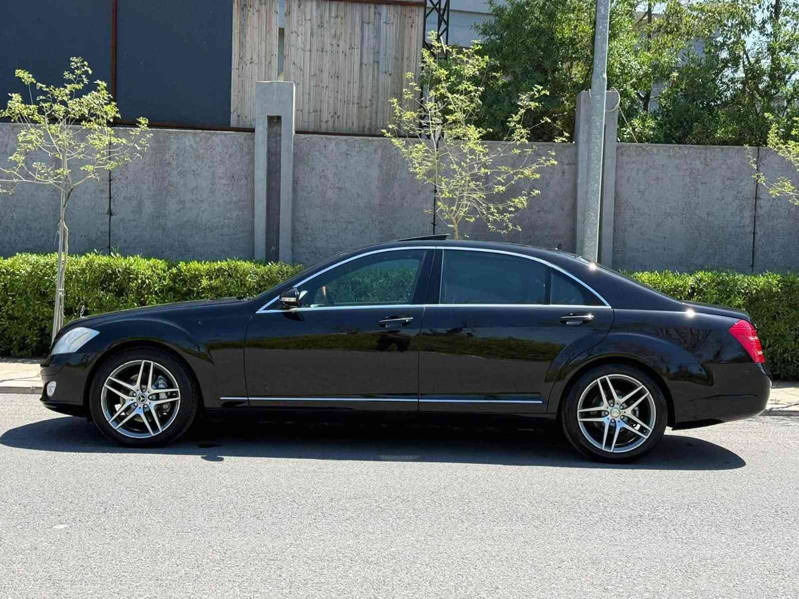 السلام عليكم ورحمة الله وبركاته 🌹

للبيع مرسيدس S-Class S350 موديل 2009 – وكالة بشكير الخليجية

🔹 كفالة عامة مطلقة VIP
🔹 مواصفات واحد على واحد وبلادية السيارة من الدعامة للدعامة، غير مستبدل بها أي قطعة.
🔹 ممشى حقيقي وموثوق.
🔹 باب طويل، مواصفات نادرة جداً بهذا الموديل.
🔹 رادارات جانبية + رادار أمامي + رادار خلفي.
🔹 حساسات محيطية أربعة جوانب.
🔹 Slide Roof.
🔹 رقم دولي جديد.
🔹 السيارة استخدام شخصي ومحافظة عليها بصورة استثنائية.
🔹 من النوادر بهذا الموديل وبهذه النظافة.
🔹 كاملة مكملة، جاهزة، لا تحتاج أي مصرف أو صيانة.
🔹 تايرات جديدة.
🔹 السيارة جاهزة للاستخدام فوراً.

💰 السعر: 197
يوجد مجال بسيط جداً للجاد فقط.

🔄 تحويل مباشر أو وكالة.

***********

السيارة لأهلها، والجاد يتفضل للمعاينة.
