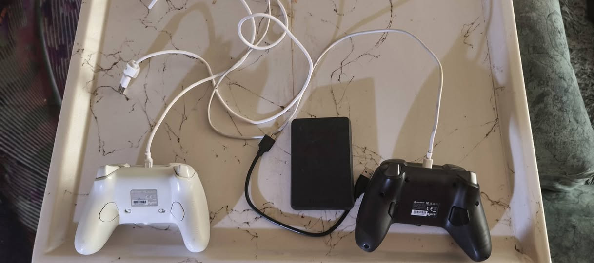 أكس بوكس وان إكس (Xbox One S) سعة 1 تيرابايت، معاه جويستيك 2 (يدتين تحكم): وحدة منها إضاءة LED والثانية عادية.
الجهاز بيه حساب يحتوي على لعبتين: Call of Duty: Black Ops 2 و PES 2020.

يجي معاه هارد خارجي سعة 300 جيجابايت. الجهاز مفتوح سابقاً، بس ينباع بشرط الضمان وبدون أي عيب.

​السعر لكل الأغراض: 230 الف (وبيه مجال بسيط).

رقم الموبايل: ***********

أكس بوكس وان إكس (Xbox One S) سعة 1 تيرابايت، معاه جويستيك 2 (يدتين تحكم): وحدة منها إضاءة LED والثانية عادية.
