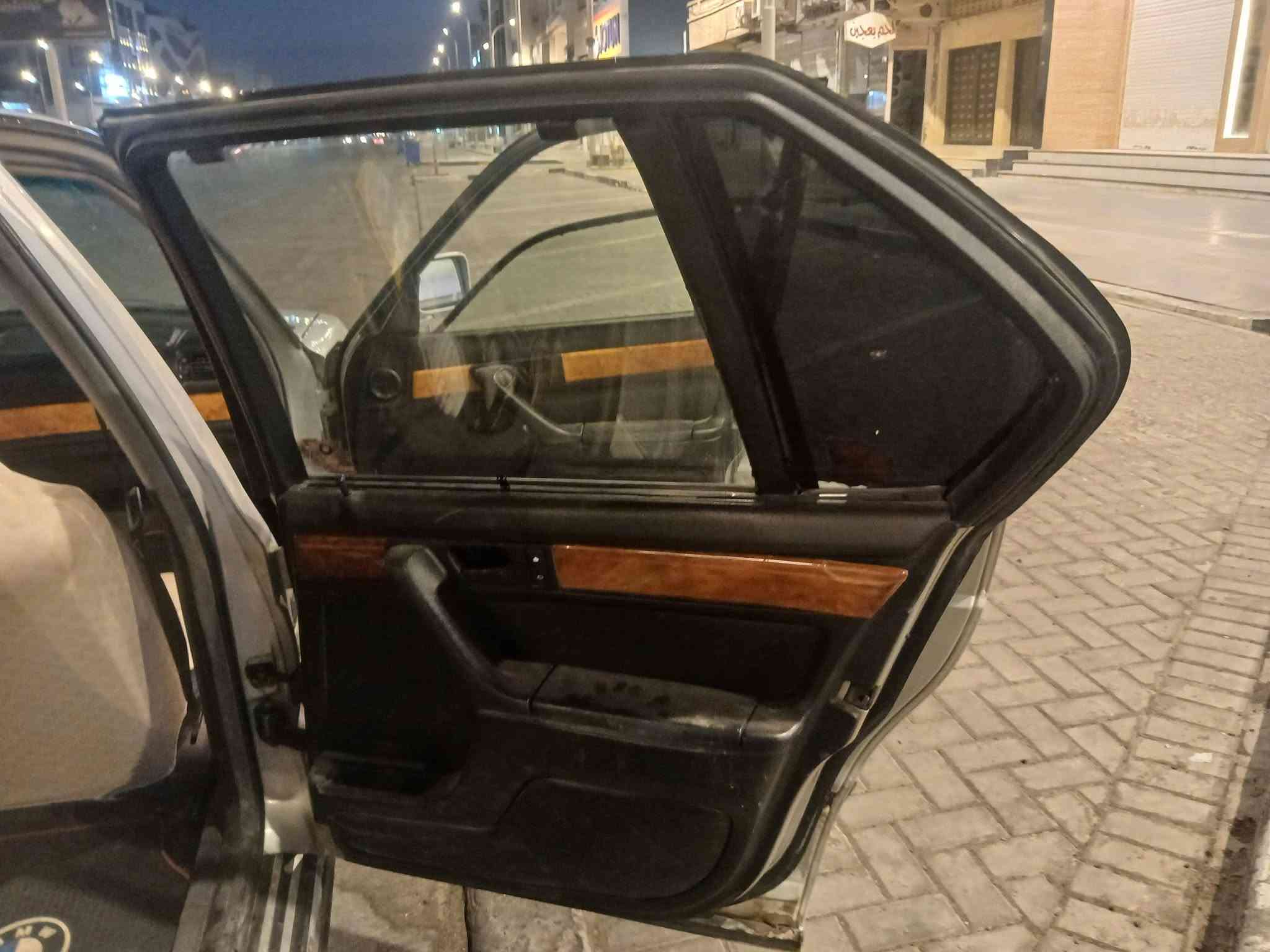 السلام عليكم
BMW E32 1991 730
محرك ٧٣٥ مفتوح ٦ سلندر بحاله جيده 
كير تمام 
صبغ عام جماليه بدون ضربه قويه 
تخم تاير جديد 
باتري جديد 
غرفه جلد اسود جديده لاشك ولا شي
بطاين بيبان جدد 
حداده ٨٥% 
تبريد شغال 
دبل جام 
دبل جكمجه
دبل ايرباك 
السياره مال جناي 
رقم بغداد الجديد سنويه منتهيه
شرط التحويل 
يحتاج الها ملاحضات بسيطه بسبب عدم التفرغ 
سعرها ٤٨ وبيها مجال قليل او المراوس بتكسي 
مكاني البصره 
*********** 
*********** 
متواجد واتساب
