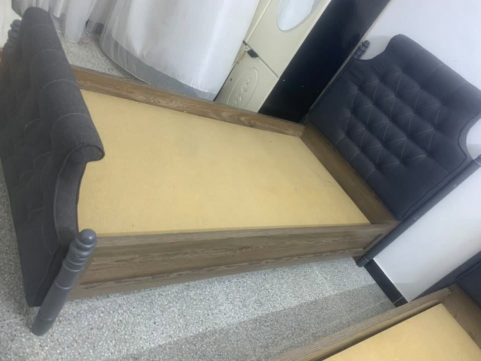 جرابي عدد 2
عرض 108
طول206
النظافة ٩٩ بالمية خشب قوي 
السعر خاص أو واتساب
***********
