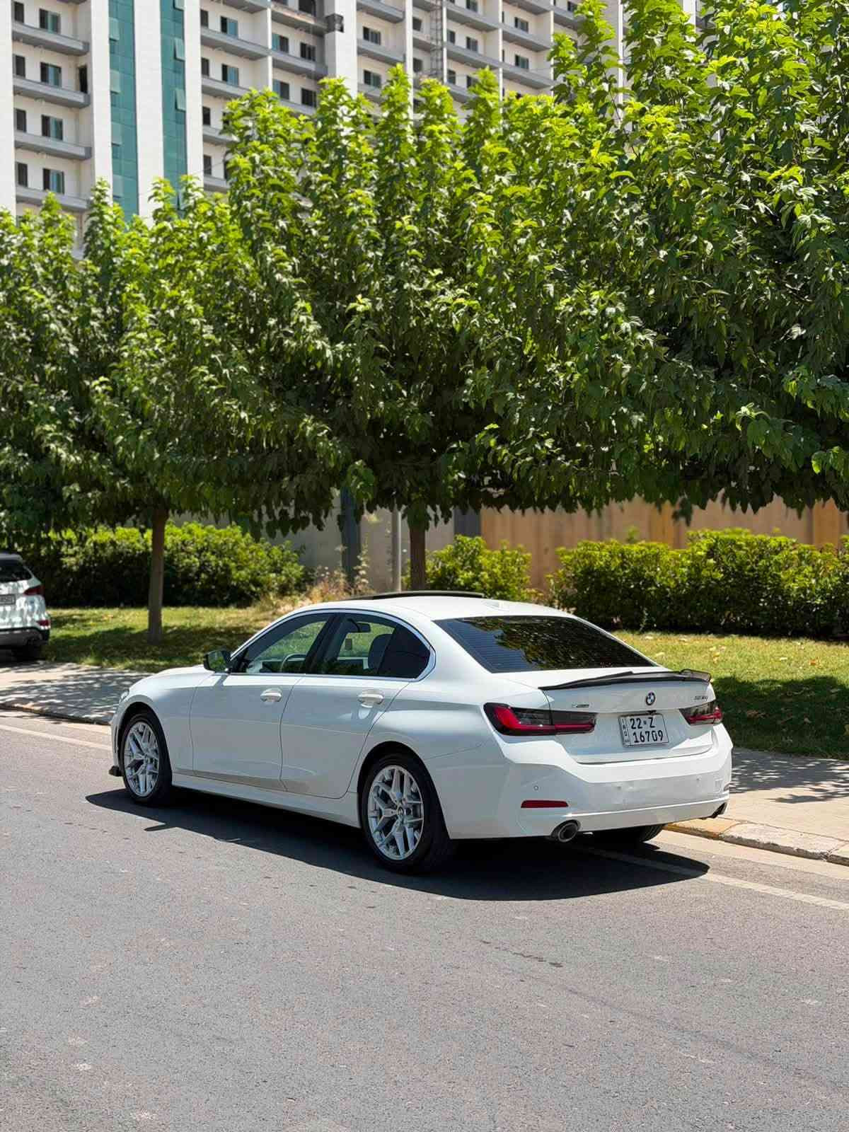 السلام عليكم 
للبيع Bmw 330i
مواصفات XDrive
قطعة وحدة صبغ فقط بنيد 
موديل 2025
مواصفات الي بيها 
كاميرا خلفيه، فتحة سقف ، مستشعر وقوف ،بصمة تشغيل عن بعد ،تدفئة المقاعد ،نقط عمياء ،مصابيح الأمامية ليد ،شاشة،ابل كاربلاي ، مثبت سرعة ،الضوء العالي تلقائي ،اضاءة داخلية متعددة الالوان ،أنظمة قيادة ،نظام فرملة الطورئ 
سعرها 320 وبيها مجال 
جاهز مرقم كامل سنوية وهزة وكلشي جديد 
ماشية 70000ml
محرك 2.0T تيربو 

***********
