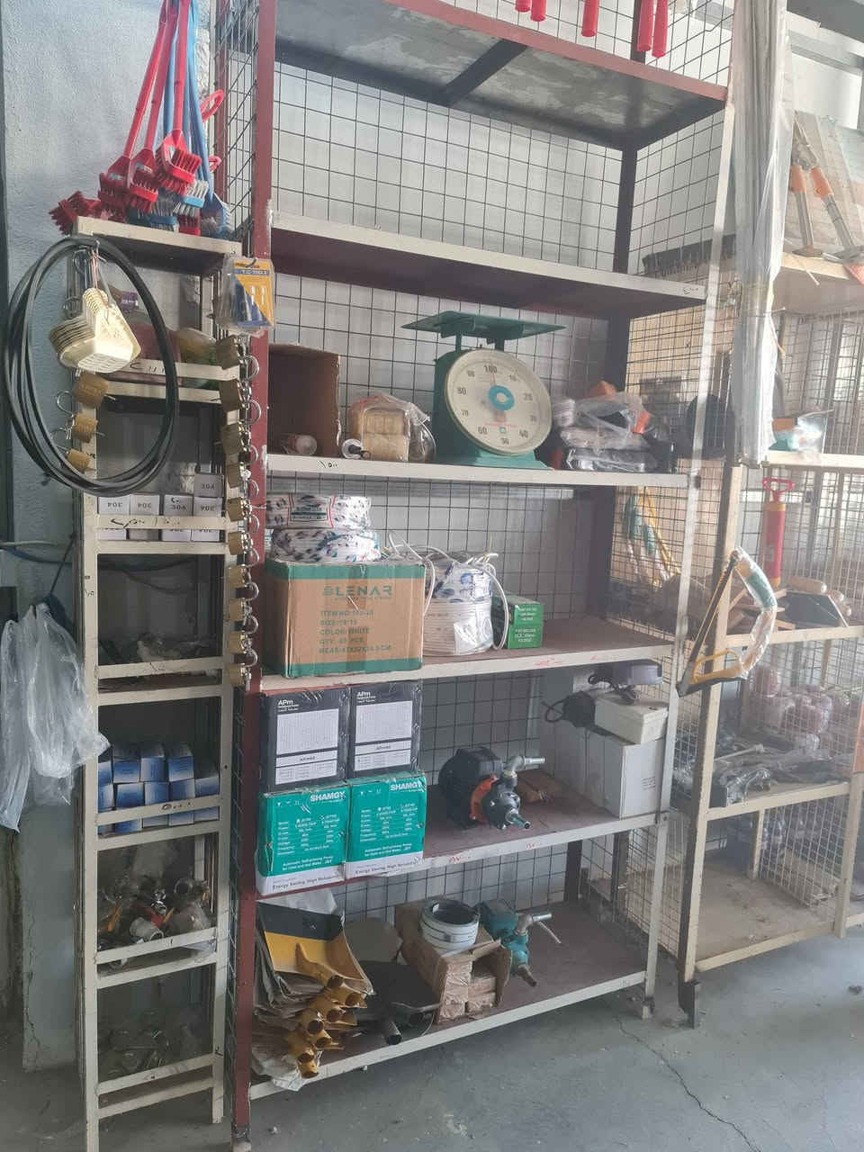 طاولة • رف محل • چەمچەماڵ شمشمل
