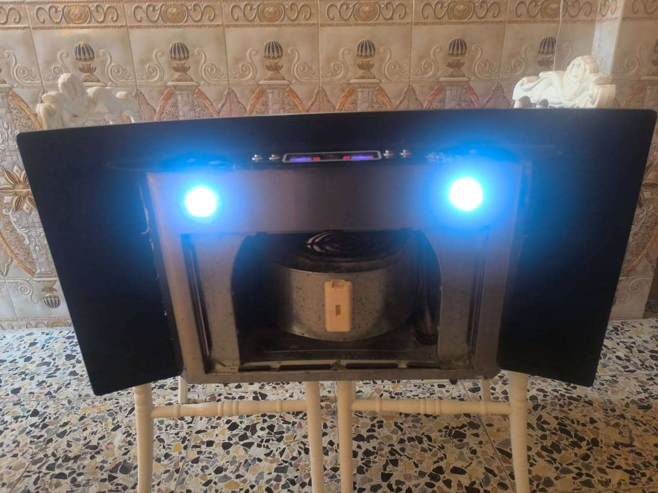 للبيع ساحبه هوا ستخدام المطبخ نضيفه كامله غراضهه سعر 40  بي مجال مكاني بغداد هاتف ***********
