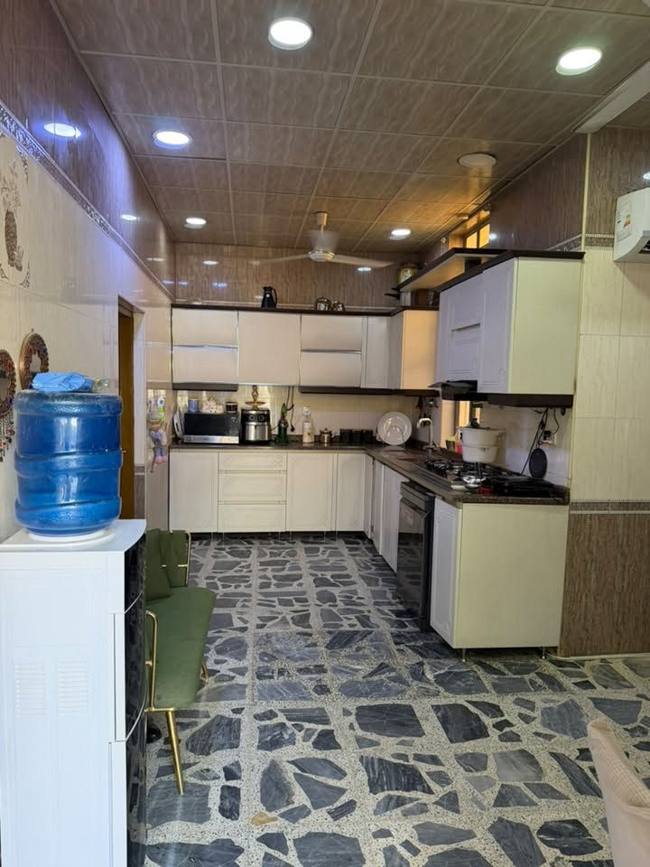 بيت طابو صرف مساحة 250 متر النجف حي الجامعة منطقة 78 طابقين بناء سنة 2011 يحتوي غرفة نوم وصالة واستقبال ومطبخ ومجموعة صحية والطابق الثاني ثلاث غرف نوم ومجموعة صحية ومخزن وهول للتفاصيل اكثر *********** 
السعر 700 مليون مع المجال البسيط
