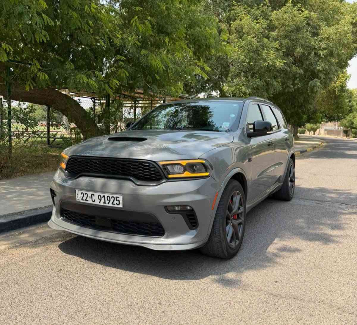 دودج دورانجو TO IN GO Premium بمواصفات SRT 
سيارة مميزة جداً ومجهزة بتفاصيل وأداء قريب من مواصفات الـSRT، مناسبة للي يبحث عن القوة والفخامة والراحة بنفس الوقت. السيارة وارد أمريكي، ومواصفاتها واضحة، والفحص متاح للمشتري الجاد قبل إتمام البيع.
المواصفات الأساسي
النوع: دودج دورانجو TO IN GO Premium
المكينة: 5.7 HEMI V8
القير: أوتوماتيك 8 سرعات
الدفع: AWD دفع رباعي
العداد: ماشية 51 ألف كم
داخل فورجت بلاد
جاملغ بارد موجود
السيارة مجهزة بتفاصيل وأجزاء من مواصفات SRT
مواصفات الأداء والبريك

🟥 السعر سوي تعليق يصل مباشرة 🤖 

السيارة مجهزة بمنظومة أداء قوية ومناسبة لمحبي القوة والثبات، وتشمل
 ● بريكات Brembo 6 بستم
 ● أكسل SRT
 ● راديتر SRT
 ● منظومة تبريد عالية الكفاءة
 ● كزوز SRT
 ● نظام تعليق رياضي
 ● ثبات وتحكم ممتاز على الطريق
 ● تجهيزات أداء تعطي السيارة استجابة أفضل وشكل رياضي مميز
أنظمة القيادة
تحتوي السيارة على عدة وضعيات قيادة تساعد السائق على اختيار الإعداد المناسب حسب الاستخدام والطريق:
 ● 5 وضعيات قيادة
 ● إعدادات SRT Performance
 ● تحكم بالستيرن كهرباء
 ● تحكم بالتعليق حسب وضع القيادة
 ● إمكانية تغيير استجابة السيارة بما يناسب القيادة اليومية أو القيادة الرياضية
الداخلية والتجهيزات
الداخلية فخمة ومجهزة بمواصفات Premium، وتحتوي على:
 ● سقف كنتارا
 ● كشنات كنتارا
 ● تدفئة للكشنات
 ● تبريد للكشنات
 ● داخلية SRT كاملة
 ● تفاصيل رياضية وفخمة داخل المقصورة
 ● راحة عالية للركاب
 ● تجهيزات مناسبة للاستخدام اليومي والسفر
حالة السيارة
السيارة وارد أمريكي، وكانت بوضع حادث سابق في أمريكا، والجاملغ البارد موجود. جميع التفاصيل مذكورة بوضوح، والفحص متاح للمشتري قبل الشراء حتى يتأكد من حالة السيارة ومواصفاتها بشكل كامل.
الفحص مفتوح بأي مكان يختاره المشتري، والسيارة مناسبة لمن يريد دورانجو قوية وفخمة ومجهزة بتفاصيل SRT، مع مكينة HEMI V8 ودفع رباعي وتجهيزات أداء مميزة.

رقم صاحب السيارة 
***********
