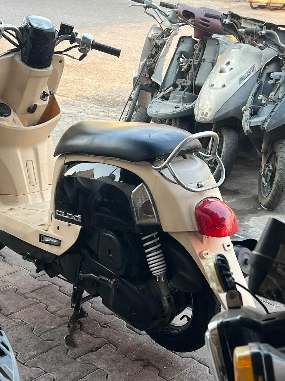 سلام عليكم دراجه بوليسي للبيع كابريتر  دراجه جديده كلش السعر 700وبيهه مجال قليل هاتف ***********
