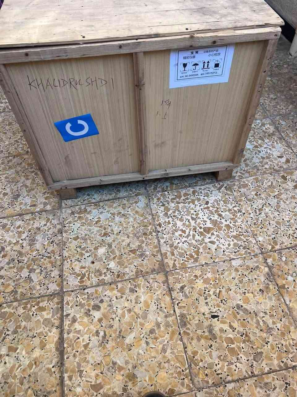 مقص كهربائي للبيع
* النوع: مقص ورق هيدروليكي أوتوماتيكي.

* عرض القص: غالبًا 520 مم (52 سم).

* أقصى ارتفاع للقص: بين 80 - 100 مم (حوالي 800 إلى 1000 ورقة 80 غرام).

* دقة تحديد المقاس: ±0.2 إلى ±0.3 مم.

* طريقة تحريك المسطرة الخلفية: بمحرك كهربائي مع برمجة رقمية.

* لوحة تحكم: شاشة رقمية لحفظ المقاسات والبرامج.

* نظام الضغط: هيدروليكي لتثبيت الورق قبل القص.

* نوع الشفرة: فولاذ عالي الصلابة قابل لإعادة السن.

* أنظمة الأمان:

    * تشغيل باليدين معًا (Two-Hand Operation).

    * زر إيقاف طوارئ.

    * واقي أمامي لمنع دخول اليد أثناء القص.

* الجهد الكهربائي: 220 فولت، طور واحد.

* القدرة: تقريبًا 1.5–2.2 كيلوواط.

مناسب لقص:

* ورق A3 و A4 و A5.

* البروشورات.

* الكروت الشخصية.

* الملصقات (Sticker).

* الأغلفة والدفاتر

للمراسلة والاستفسار. يرجى المراسلة على الرقم 

***********
