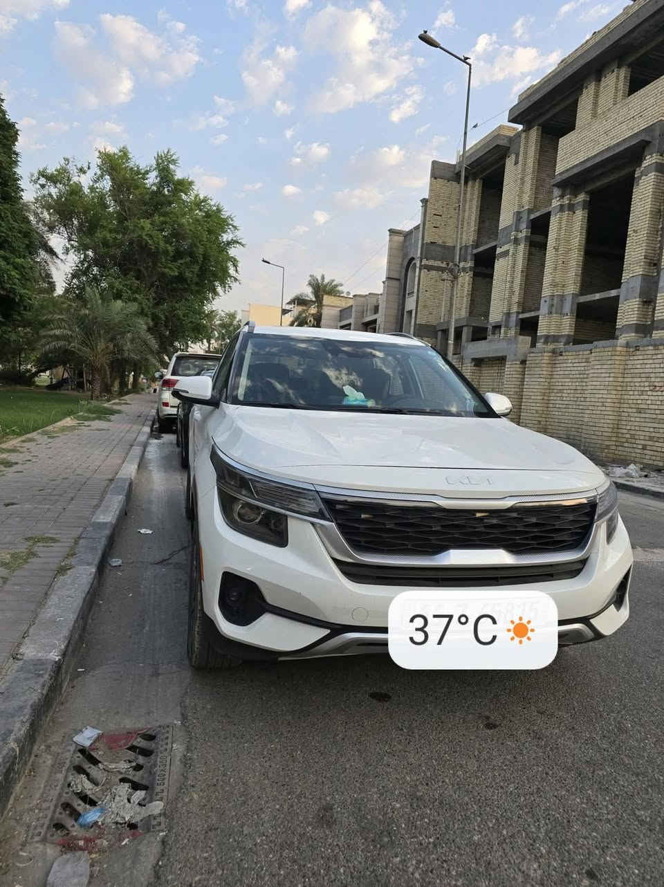 السلام عليكم.    🇮🇶🇮🇶🇮🇶
@كيا سليتوس.    موديل   2023. 
محرك 2000 دوش   
 ماشيه 59km  
رقم بغداد الجديد باسمي تحويل ثاني يوم
السياره وارد كندي حادث بسيط جدا بدون تبديل او صبغ بدون ايرباك 
كير محرك مكفول 
تخم تايرات جديد اصلي
باتري جديد 
سيارة جاهزه من كلشي والحمدلله
بصمه 
تشغيل عن بعد
تبريد قطعتين 
تدفئة كشنات
تدفئة ستيرين 
توقف ذاتي
اشاير بل مري
رادار جانبي
كار بلي 
رادار امامي
حساسات
كامره دواره عند رجوع
ثلاثه وضعيات (Sport/normal /smart)
*مثبت سرعه 
فور ويل 
مانع انزلاق
صور الحادثه مرفقها بل منشور 
مكانها بغداد 
 لايوجد ماسنجر 
رقم الهاتف ***********واتس اب  او اتصال

نص مكتوب في الصور:
- 37°C