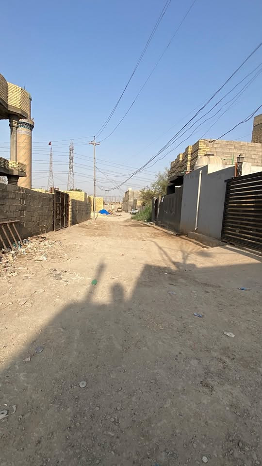السلام عليكم بيت للبيع مساحة ١٠٠ مربع قاطين 
العنوان مقابل جامع الإمام علي يبعد عن الشارع العام ٦٠ متر
الاتصال على الرقم ***********
السعر خاص وبيكم خير وتدللون
