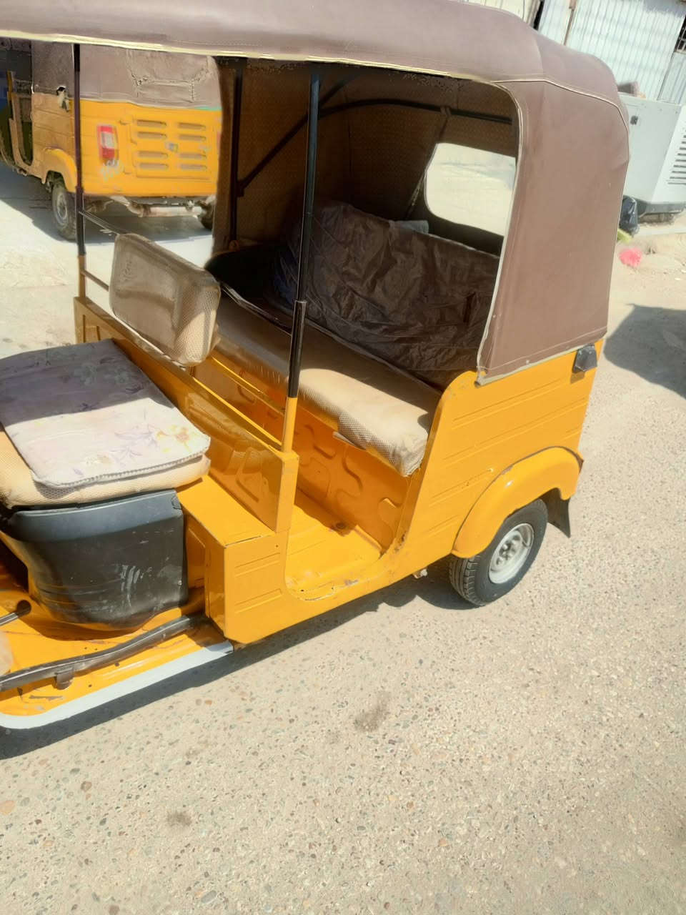 سلام عليكم شباب تكتك للبيع
 موديل /20  رقم وسنويه بسمي محرك مجفت تكتك مال جناي كامل كش ما عوزه كبل للشارع مكاني المجر الكبير 
 لاستفسار لاتصال على الرقم /***********
