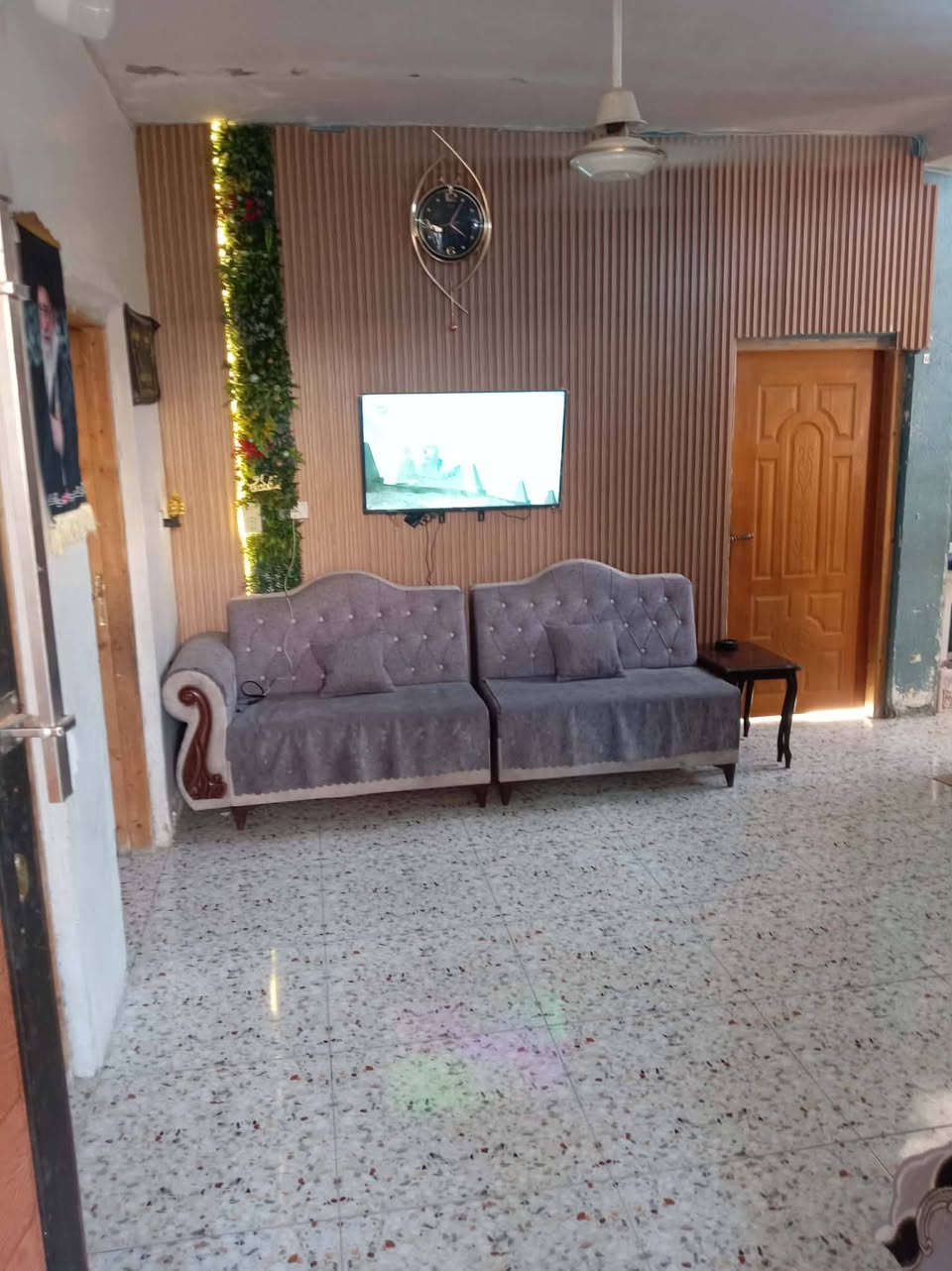 السلام عليكم، دار للبيع المساحة 304م زراعي سند 25 گاع شاكر ظاهر ..متكون من غرفتين وصالة وصحيات ومطبخ سيراميك العنوان شارع الگراج بالفرع الي مقابيل ملعب الثيل السعر 85 وبي مجال للاستفسار الاتصال ***********بي واتساب
