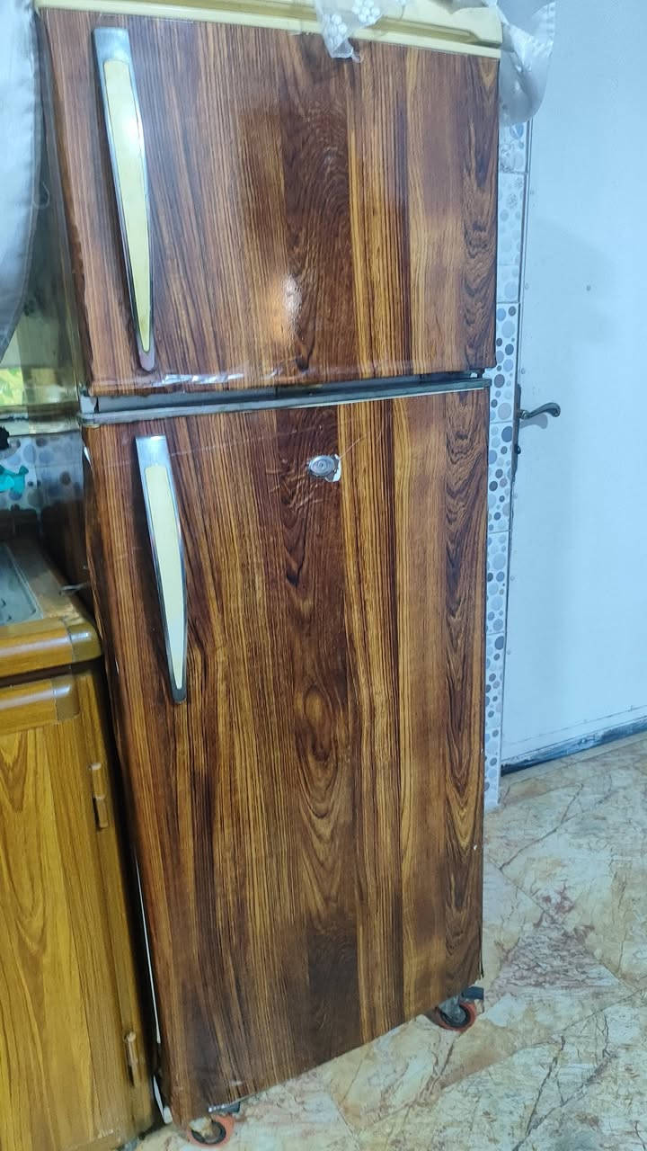 ثلاجة شرط شغالة بيها شويا خيسان بل اسفل مثل ما موضح بلصورة سعرها 75 
***********

