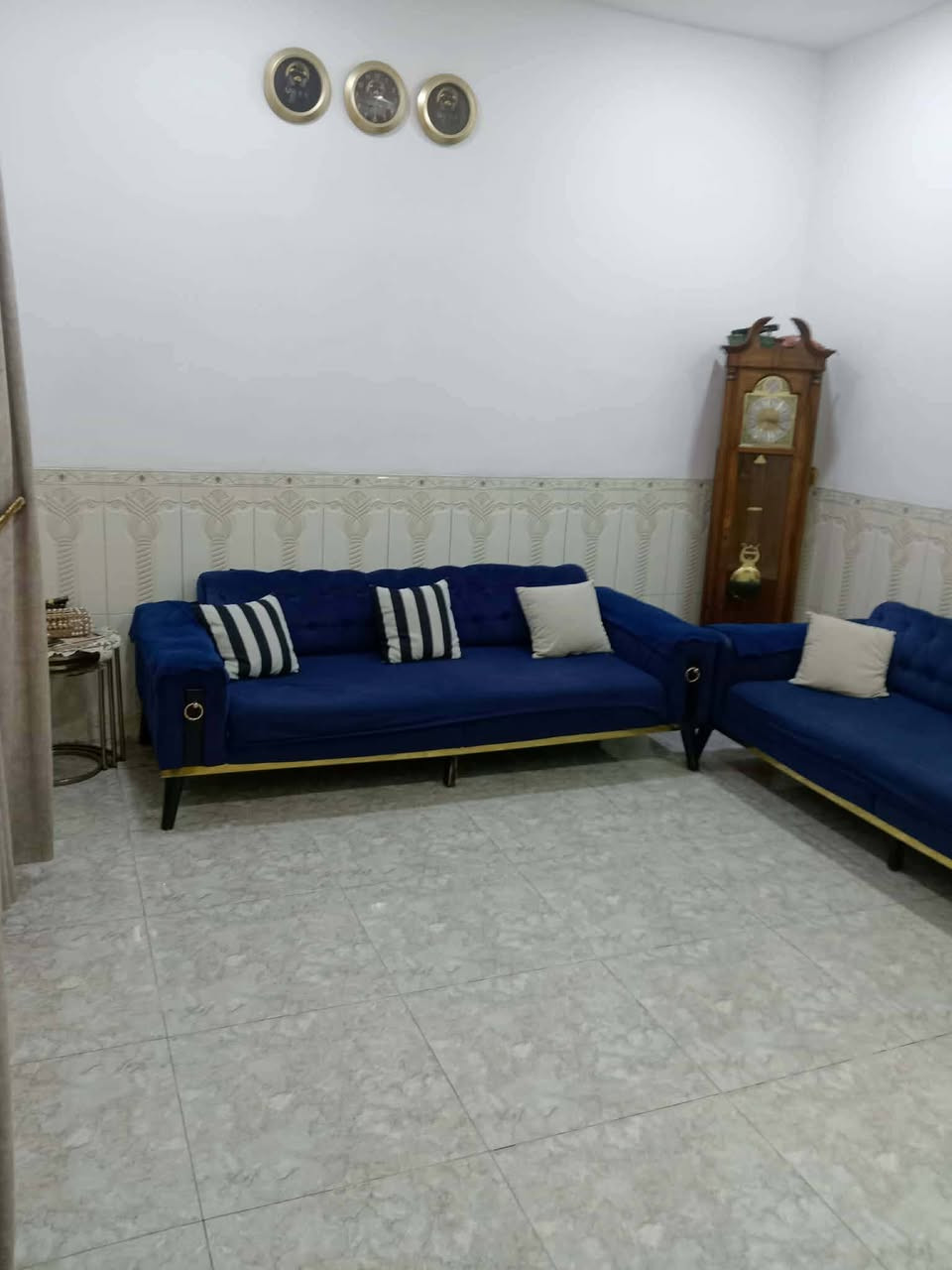 السلام عليكم دار للبيع مساحة ٦٥متر طابق ونص يحتوي على استقبال وغرف نوم ٢ حمامات ٢ العنوان السريدات الجديدة الخفاجات المربع الثاني قرب أسواق سنتر الملاك الاستفسار الاتصال على الرقم *********** او على الخاص
