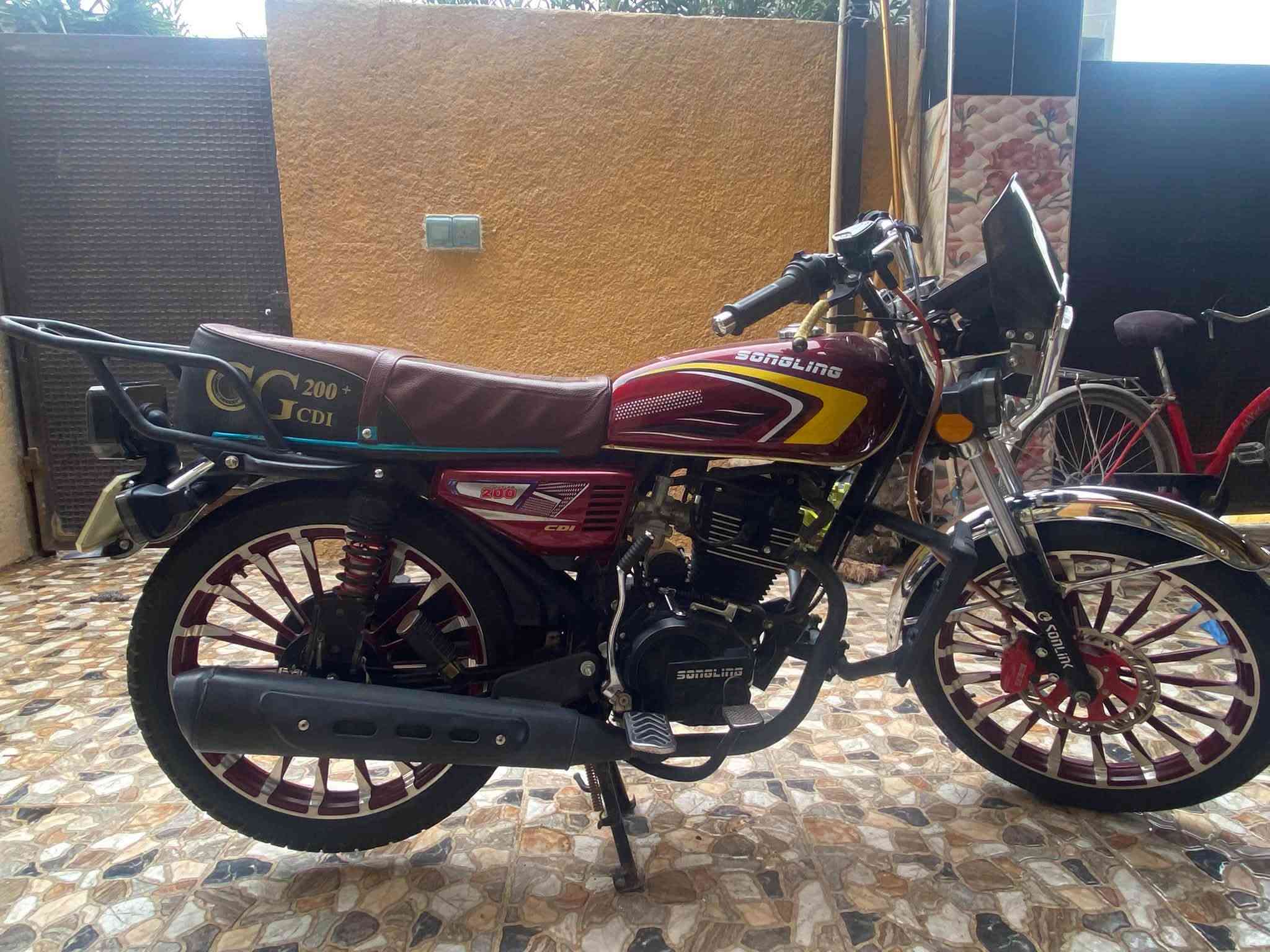 السلام عليكم سيفان 2026 اخت الزيرو ماماشيه اهواي  محرك 200cc دراجه كفاله من كلشي محرك كهربائيات شاشه شغاله رقم ***********
