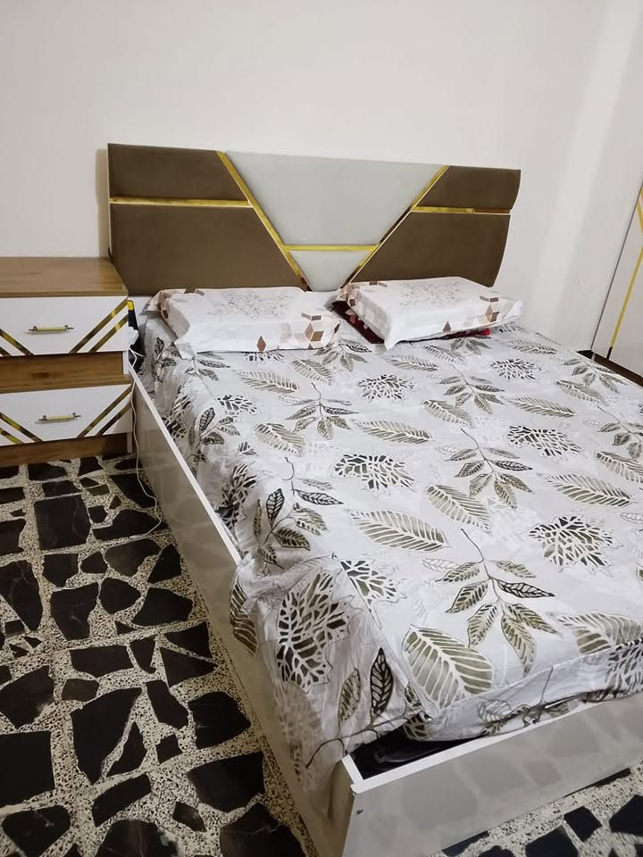 غرفة نوم خمس قطع بحاله جيده جدا مابيه اي ضرر صار اشهر من اخذته  مكانها بغداد حي الجهاد الفتح ونقل علزبون  
السعر ٤٥٠ وبيه مجال 
***********
