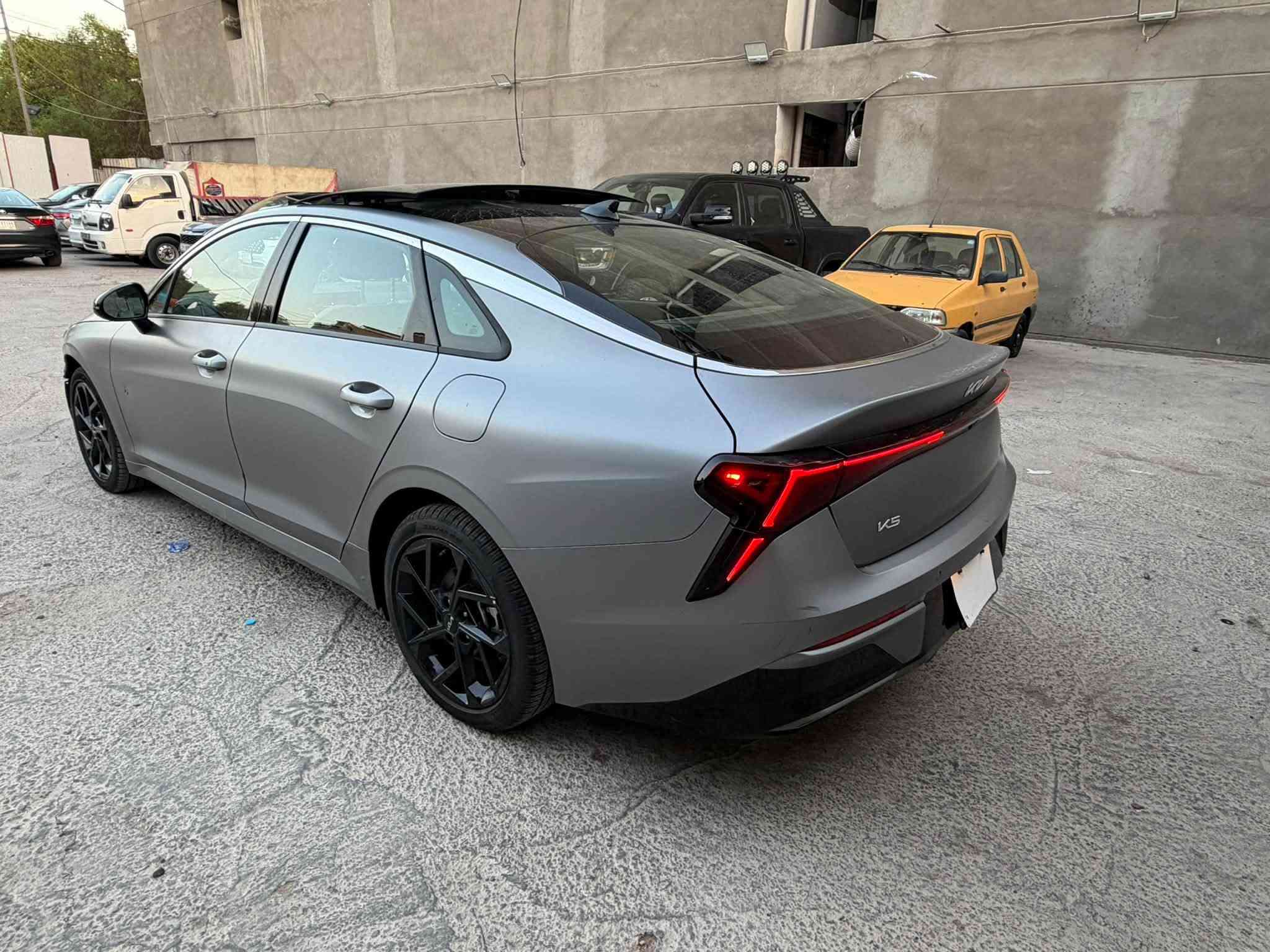 كي فايف K5 بانزين 2026 فول GT Line ✅
السعر 139$ 🔥 ورقة مكمركة حرة بغداد ✅ سعر بلاش ‼️

حادث كما موضح بالصور تشتغل وتمشي بدون دواخل .. 

صور المزاد مرفقة ايظا بالمنشور .. ✅

السيارة حالياً بالاعظمية مدفوع كمرك وضريبة وكلشي ✅

فول مواصفات GT line السيارة بانوراما .. ‼️
ماشية 7 الاف ميل فقط ‼️
لون السلفر الطافي الجديد 2026 ✅

موديل 2026
ماشية 7 الاف ميل فقط 
بانوراما 
بصمة 
محرك 2500 GDi 
نقطة عمياء 
شفتات ستيرن 
قيادة ذاتية
شحن وايرلس
هندبريك بصمة
وضعيات قيادة متعددة
حساس امامي وخلفي
كشنات تدفئة 
ستيرن تدفئة
ابواب بصمة 
سستم صوت BOSE
تشغيل عن بعد 
رادار امامي وجانبي 
ويل كب 18 

دعامية امامية وياها شبّاك وحساسات موجودة بداخلها ‼️

سعر 139$ 🔥 139$ ‼️مكمرك حرة بغداد ✅ سعر بلاش‼️

للاستفسار مكاني الاعظمية اتصل ***********
