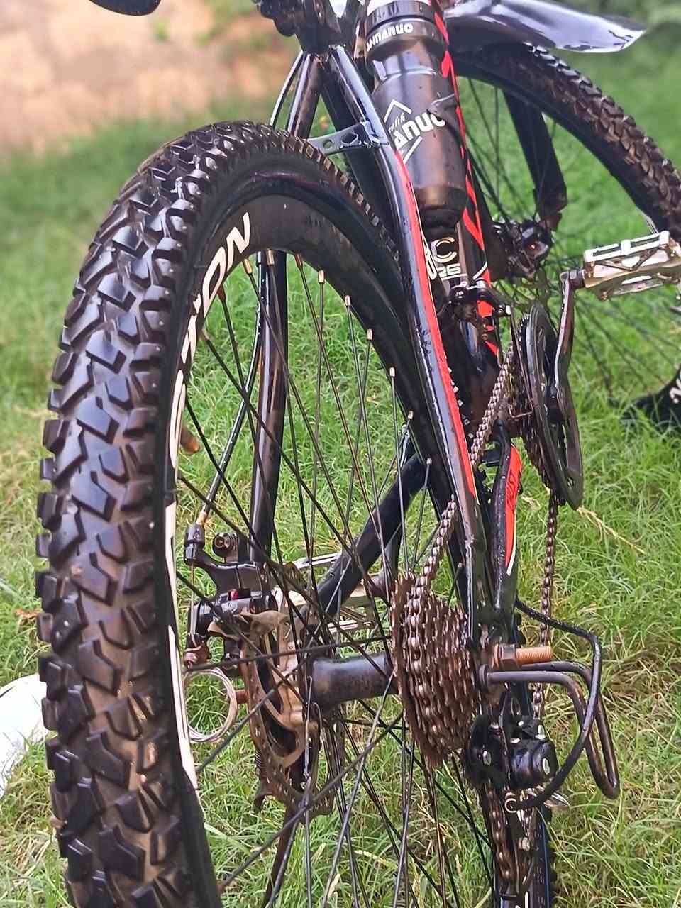 نوعية البايسكل CHUST
الفئة Mountain Bike (MTB)

بايسكل جبلي مخصص للمناطق العالية والمكسرة ، بايسكل قوي وعزمه قوي ، حجمه 26 ، الفرامل مالته اقراص(Disc Brakes) امامي وخلفي شغالات بس الخلفي يرادله شوية شغل ميكلف 3 الاف ، كير 8 سرعات شغال 100%  ، معاه مطارته طبعا ، واكو بعض الملحقات وياه نظافته 95% واستخدامه قليل جدا ، للاتصال او التواصل واتساب : *********** ، مكاني الجانب الايمن .
