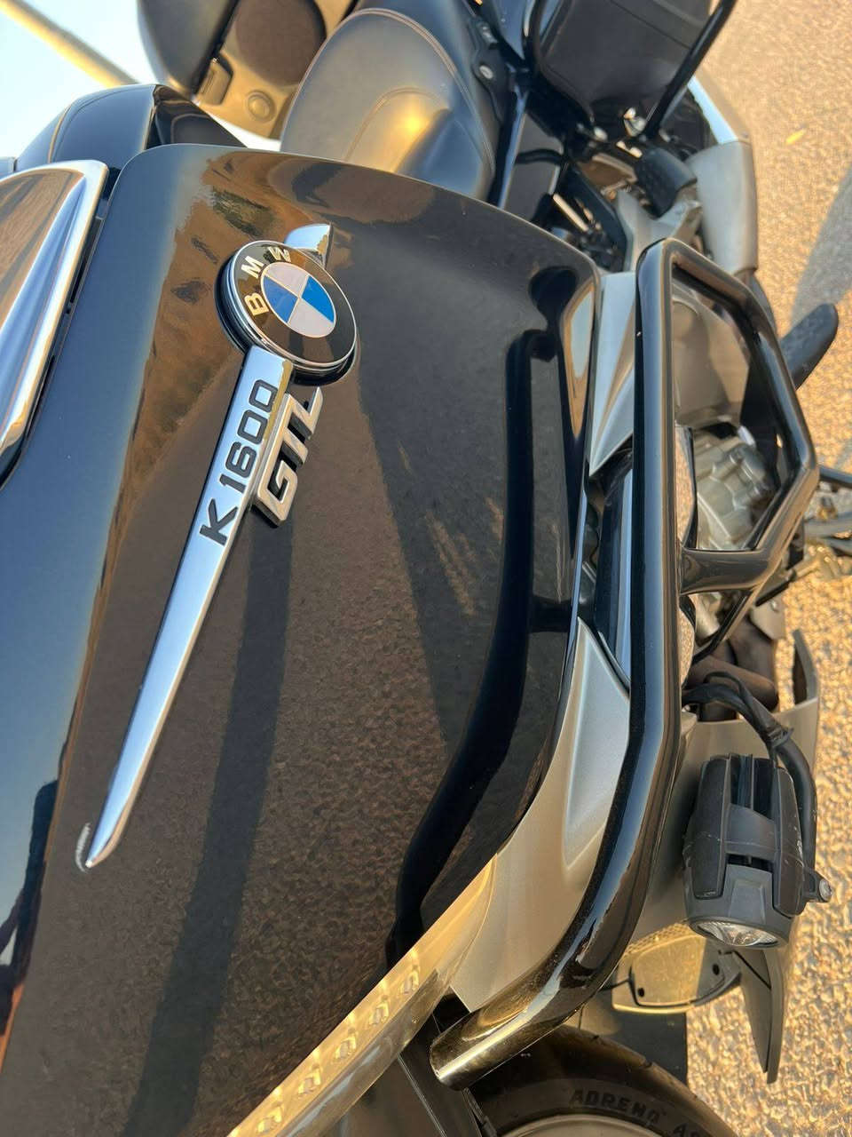 للبیع 
بنسبە سعر واتس ئەپ ***********
او مسنجر
بدون رقم  بدون كمرك
BMW K1600 GTL
لون نیلی
المحرك والأداء
نوع المحرك: 6 سلندر مستقيم (Inline-6)
تبريد: ماء / زيت
السعة: 1649 سي سي
القوة: 160 حصان عند 6750 RPM
العزم: 180 نيوتن متر عند 5250 RPM
نظام الحقن: إلكتروني Ride-by-Wire
عدد السرعات: 6 غيارات
نظام الدفع: Shaft Drive (عمود كردان)
السرعة القصوى: أكثر من 260 كم/س

BMW Motorcycles 
استهلاك الوقود والخزان
سعة الخزان: 26.5 لتر
الاحتياط: حوالي 4 لتر
معدل الاستهلاك: تقريباً 5.9 لتر لكل 100 كم
نوع الوقود: بنزين 
BMW Motorrad 
نظام التعليق والشاصي
الشاصي: ألمنيوم من نوع Bridge Frame
التعليق الأمامي: BMW Duolever
التعليق الخلفي: Paralever أحادي الذراع
نظام التعليق الإلكتروني: Dynamic ESA
مساعد الرجوع للخلف: Reverse Assist
نظام التحكم بالتماسك: DTC

أوضاع القيادة:
Rain
Road
Dynamic 

BMW Motorcycles 

فرامل أمامية: دبل دسك 320 مم
فرامل خلفية: دسك 320 مم 

BMW Motorcycles 
الأبعاد والوزن
الوزن جاهز للسير: حوالي 358 كغم
ارتفاع المقعد: 750 ملم
الطول: 2489 ملم
العرض مع الشنط: 1000 ملم
قاعدة العجلات: 1618 ملم
