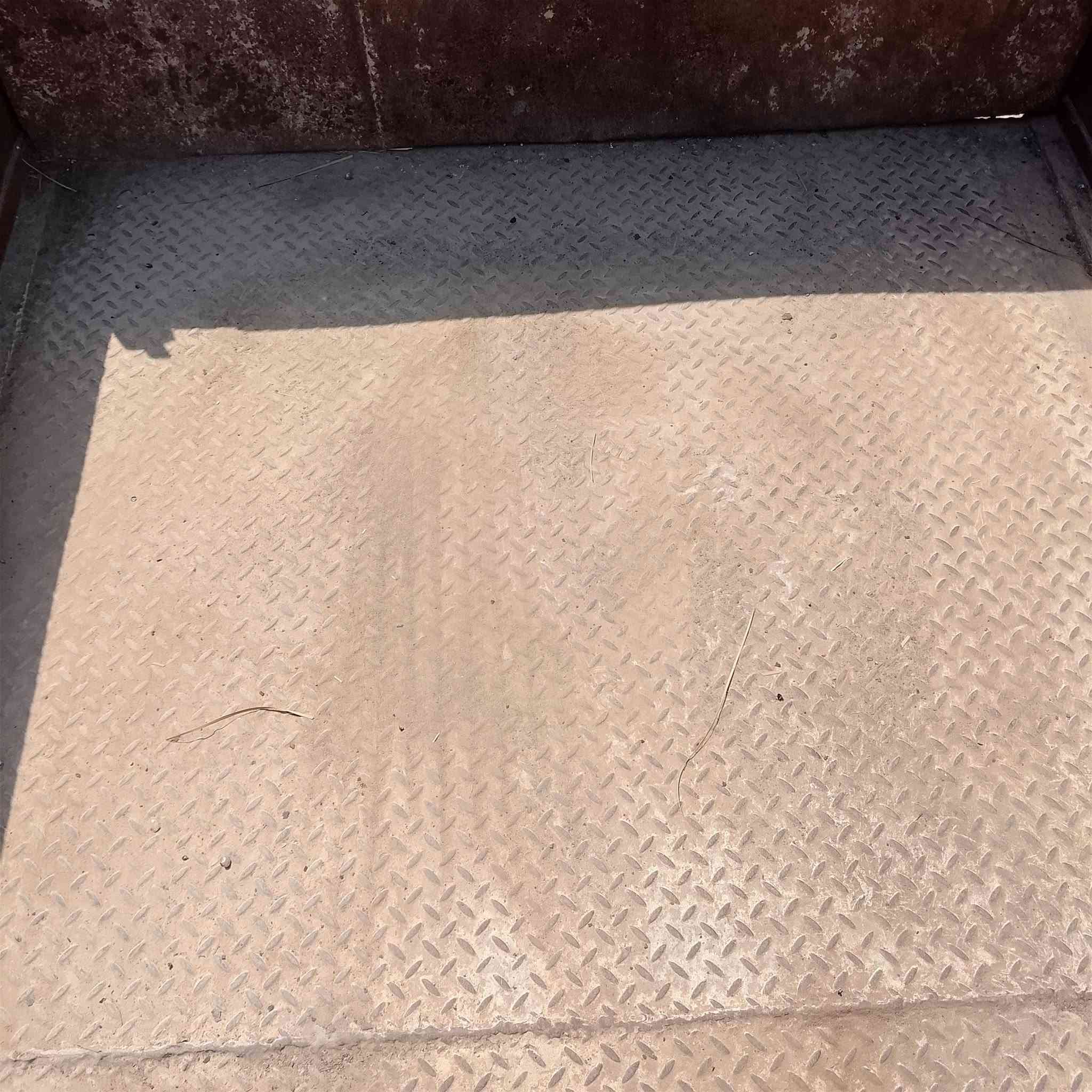 عربانه حدادي للبيع ناقصه دنكير وبستم جاهزه عوزه بس صبغ دبل شاصي العنوان نجف مشخاب ***********
