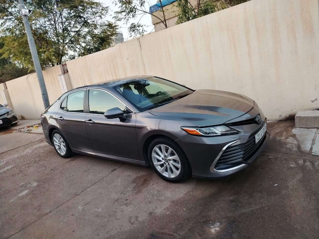 كامري موديل 23موصفات Leسياره ماشيه 90الف فقط بونيد صبغ ومكانين بارد سياره نضيفه وعل ايد صاحبها سعرها 185 وبيها مجال. مكلف بنشر هاذا رقم صاحبها 
***********
