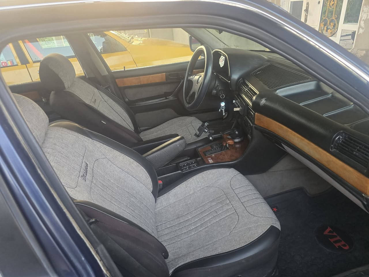 السلام عليكم BMW حجم ٧٣٠ موديل ١٩٩٢ تبريد ثلج سياره ماناقصها اي شي رقم دولي السياره بلحقيقه احله من الصور السعر ٥٠$للاستفسار *********** العنوان صلاح الدين ناحيه مكيشيفه
