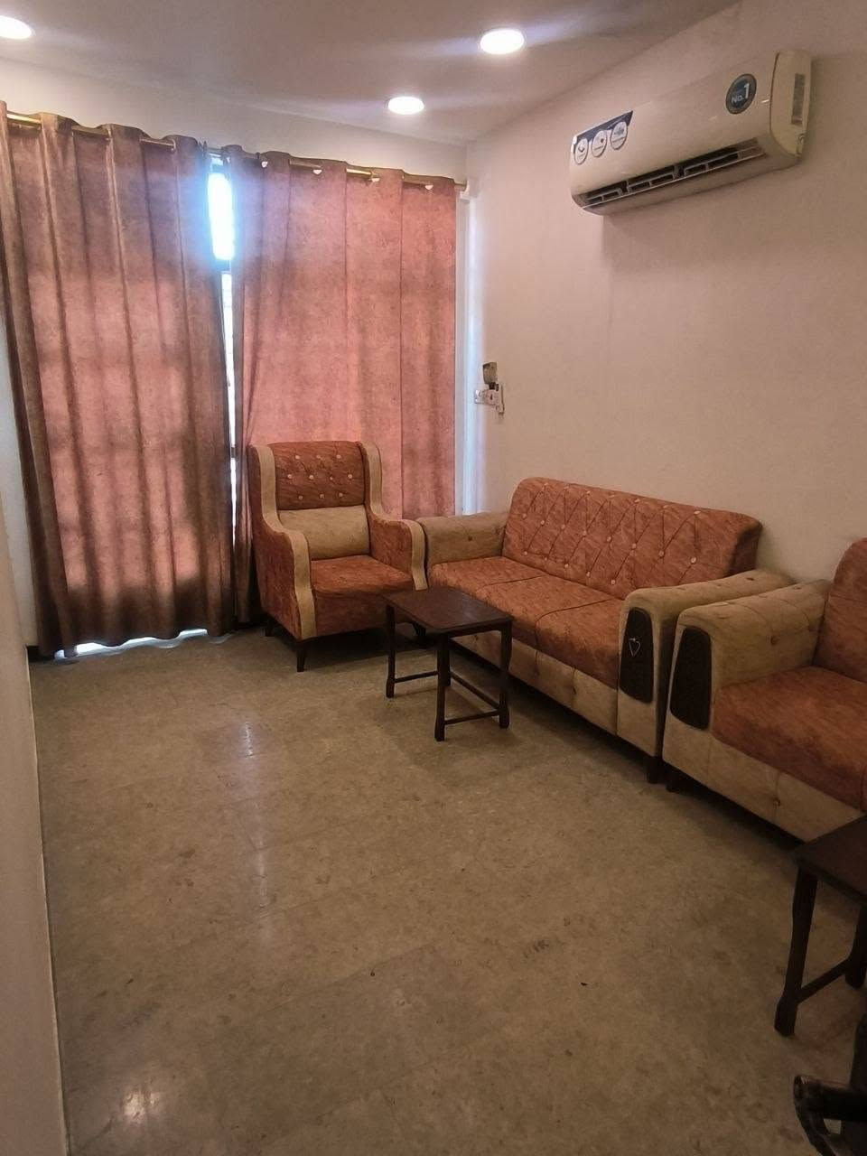 السلام علـيكم
بيت في منطقة البلديات شارع الكهرباء خلف لحوم السبطين بفرعين 
طابو ملك صرف المساحة 123 م 

بيت عگادة وبحالة ممتازة

يتوفر بـ
3 غرف نوم 
+ حمامين 
+ استقبال
+ مطبخ حار + مطبخ بارد 

السعر 225 مليون وبيه مجال 

للتواصل: ***********
