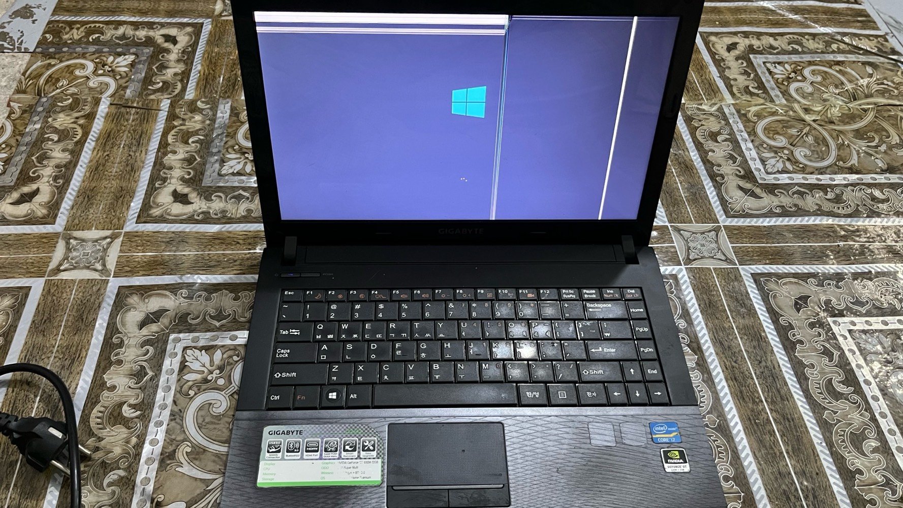 i7 جيل ٣ • GT 630M • شاشة خطوط