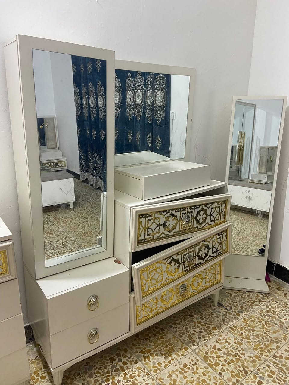 السلام عليكم يوجد اغراض بيت مستعملة نظيفة جدا غرفة نوم تركية مع تخم صالون  مع سرير طفل تركي نظيف مع كونتر مطبخ الي مهتم يراسلني فيس او واتساب *********** المحمودية حي العسكري

نص مكتوب في الصور:
- تخم صالون مع سرير طفل تركي نظيف مع كونتر مطبخ الي مهتم يراسمني فيس او واتساب *********** المحمودية حي العسكري