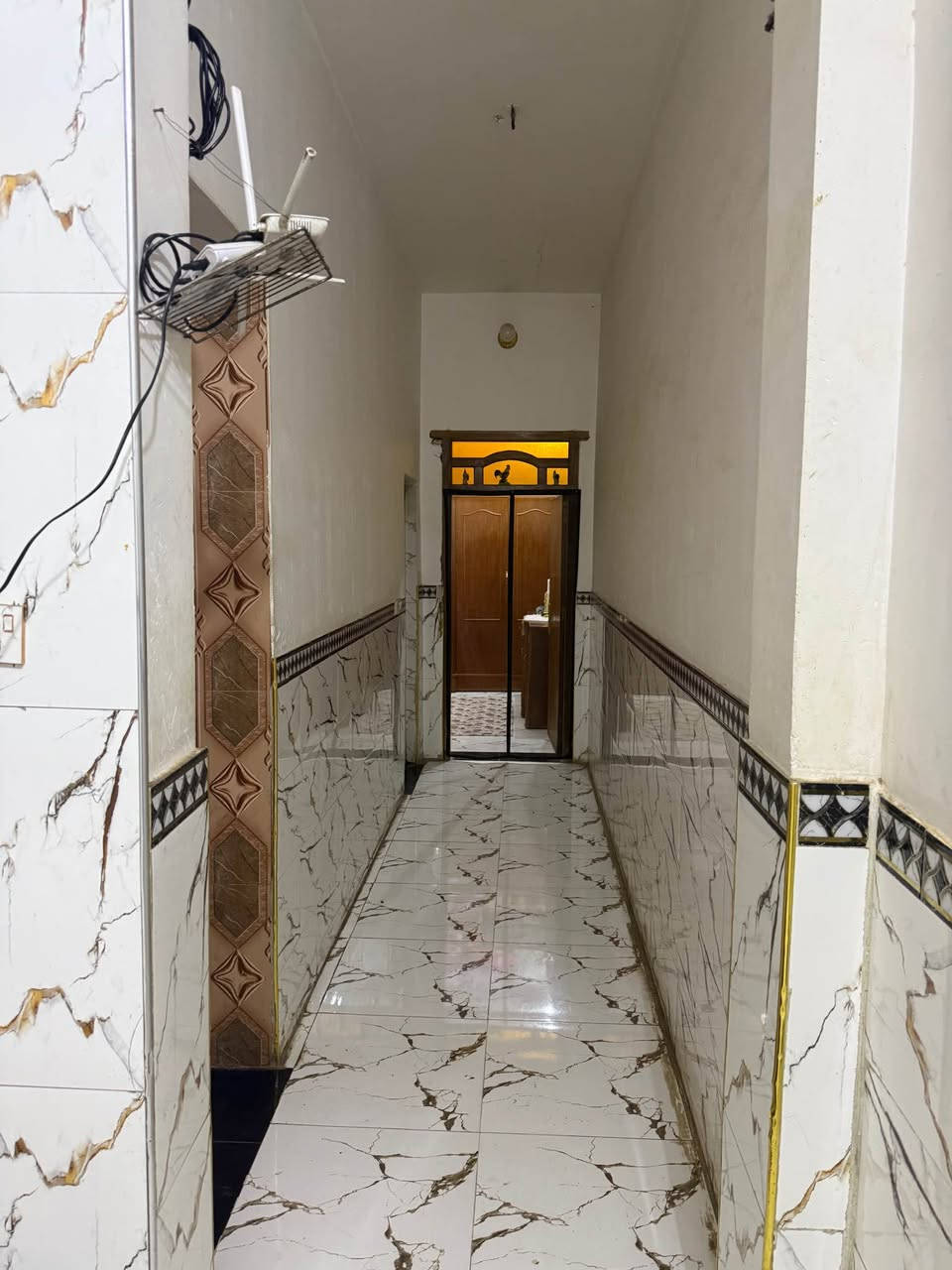 بيت مساحته 100متر بناء حديث غرفه وصاله ومطبخ واستقبال وصحيات في منطقه سيد جميل عل شارع عشرين الفاصل بين منطقه سيد جميل وحي العدل شارع رئيسي السعر 65للاتصال *********** عمارة, ميسان
