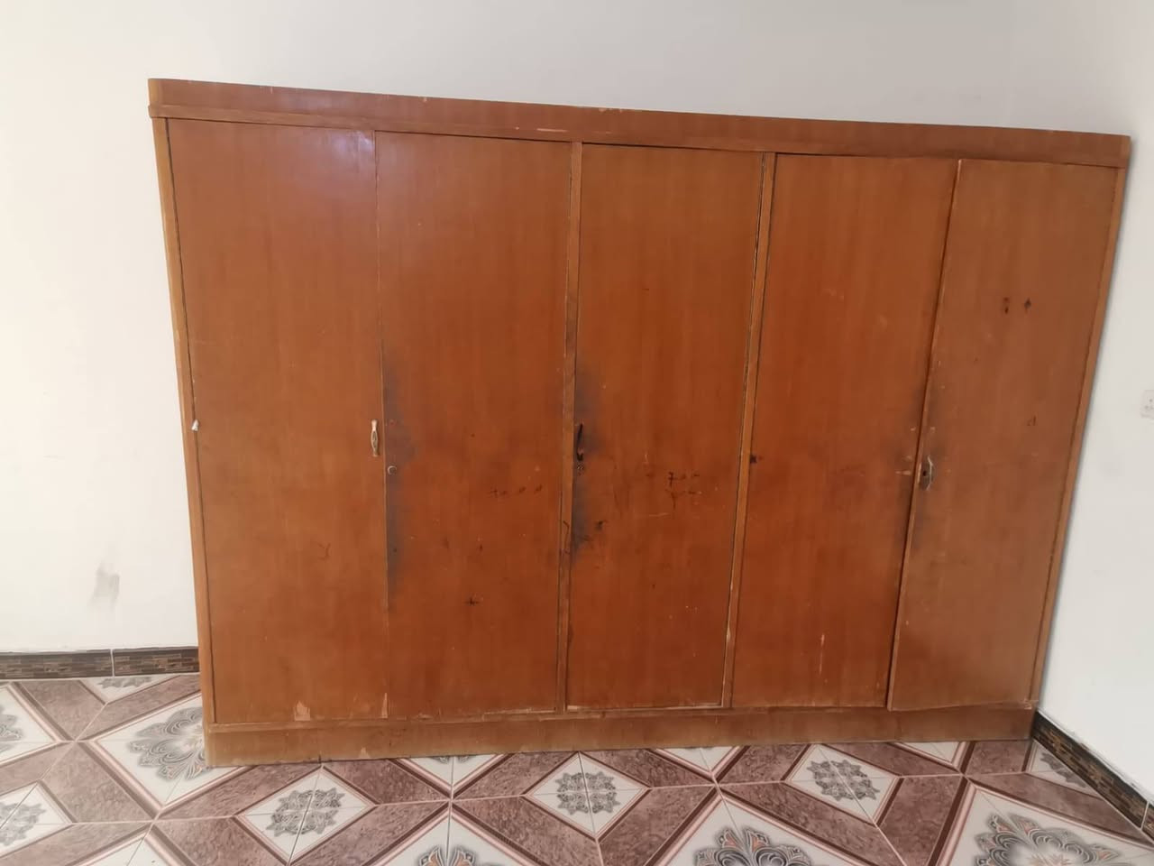 بوفيه • كنتور • ٥ أبواب
