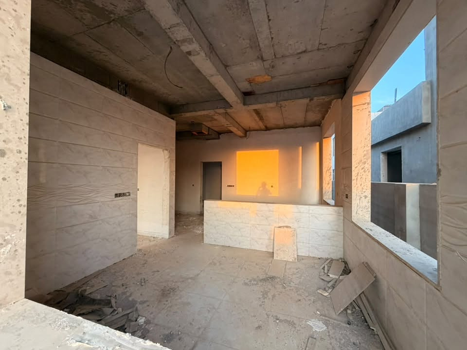 وحده سكنية للبيع في مجمع الماس ستي💎
مساحة البيت 200م طابقين شتايگر 
الطابق الاول :غرفة استقبال و مطبخ و صالة كبيرة
وغرفة نوم و صحيات 
الطابق الثاني:3 غرف نوم وصحيات
مجهزات بالدكت التبريد المركزي 
العنوان:  كركوك كوباني مجاور مجمع روان ستي 2
للتواصل والاستفسار على الرقم 
*********** واتساب
