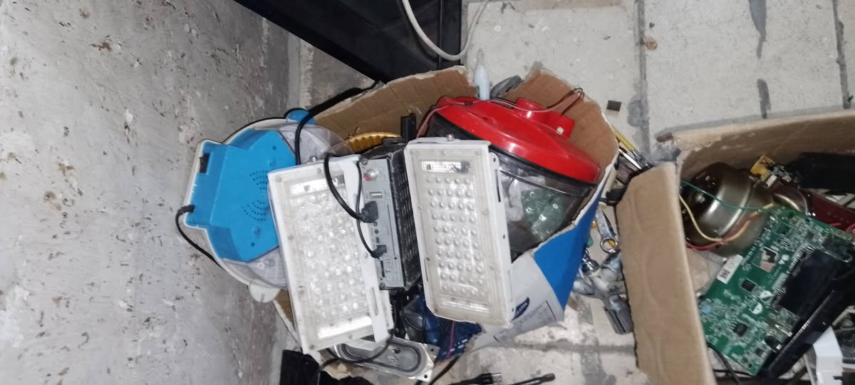 السلام عليكم ورحمه الله
يلازمه عدد 2 LG 42 القديم فيوز مال لدات والثانيه 32 دنكه بدون نت القديم مع باب المنيوم مستخدم مع براكيتات   كلهن كدام العين الغراض قفل 150 الف بغداد جديده ‏‪***********‬‏
