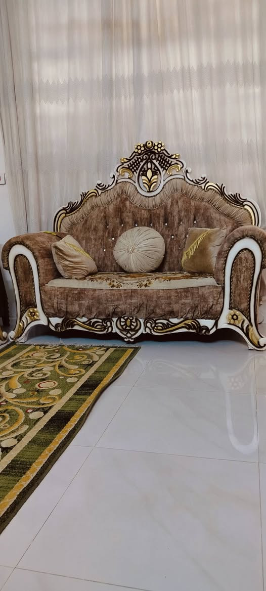 السلام عليكم غراض للبيع بغداد الامين الثانيه اسعار مناسبه
***********
1 تخم ملكي نظيف كلش 10مقاعد 
2 ديون تفصال 14 مقعد 
3 طباخ فريش اصلي نظيف كلش
