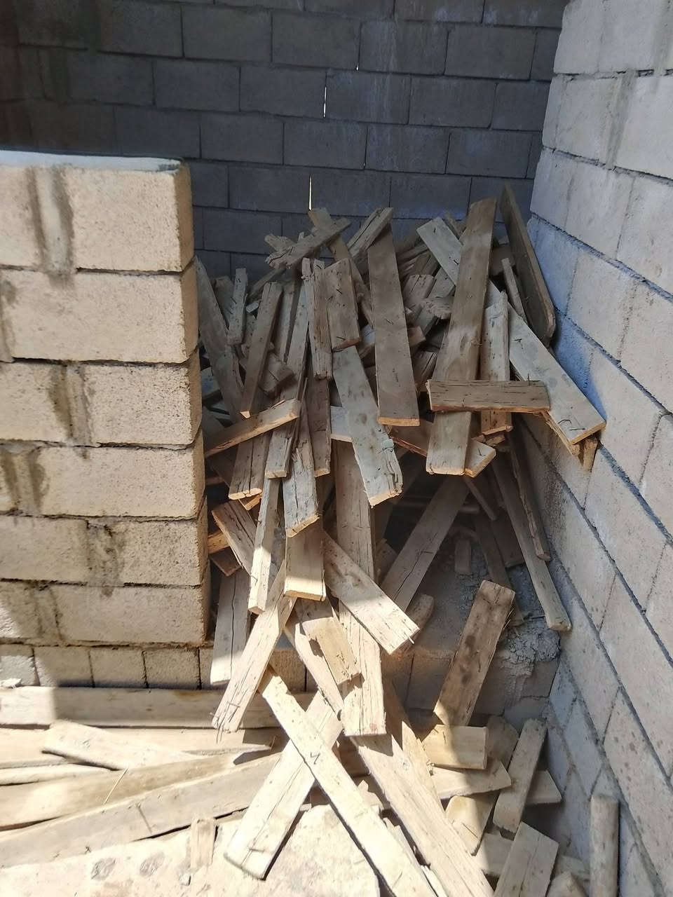 خشب للبيع
عصايب الطول ((متر +75+50))
 
جسور متر ونص+لوح مشكل قصير +10فخخ+10دراسك طول33
ومعانو خشب ناعم 
العنوان رجم حديد قرب جامع الكوثر السعر 400 وبينو مجال.
رقم الهاتف،.  ***********
