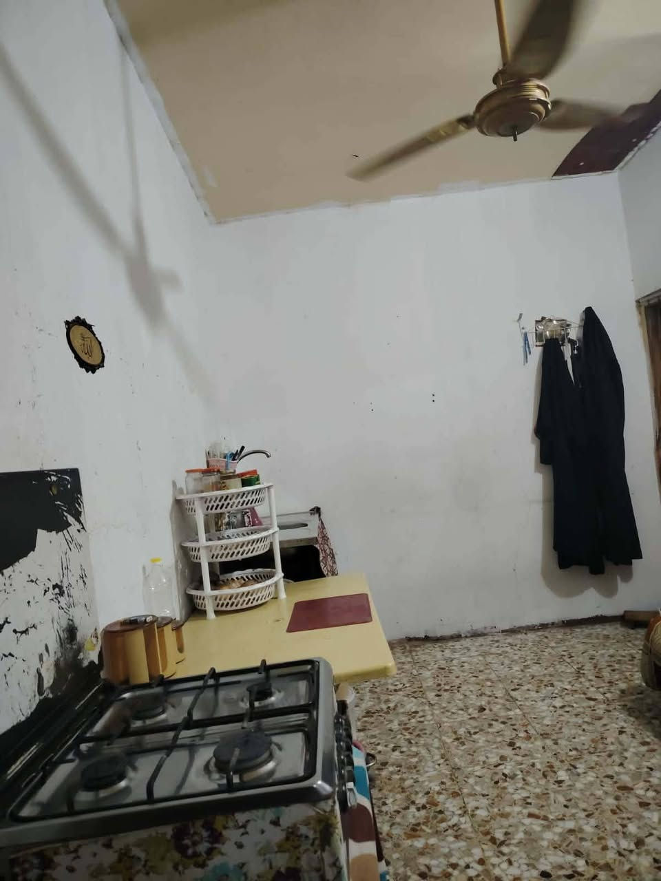 سلام عليكم بيت للبيع المساحه 100متر يحتوي على غرفه وصاله ومطبخ واستقبال في حي نيسان مقابل حي العسكري طابو زراعي سعر 22وبي مجال ***********
