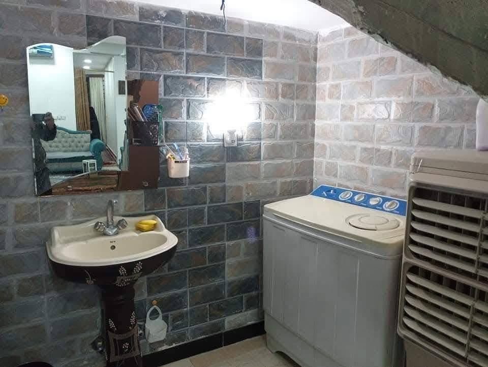 للبيع بيت طابو زراعي سند 25 مساحه 150متر محتوياته غرفه وصاله ومطبخ وكليدور مجمع صحيات ومناور عدد 2 ارضيه مرمر طابق ثاني غرفه هول مجمع صحيات نواقص بي قليله المكان حي صحه قرب بيت المستشار خلف المدهش عرض الشارع 6متر السعر 148مليون 
للأتصال : ***********
