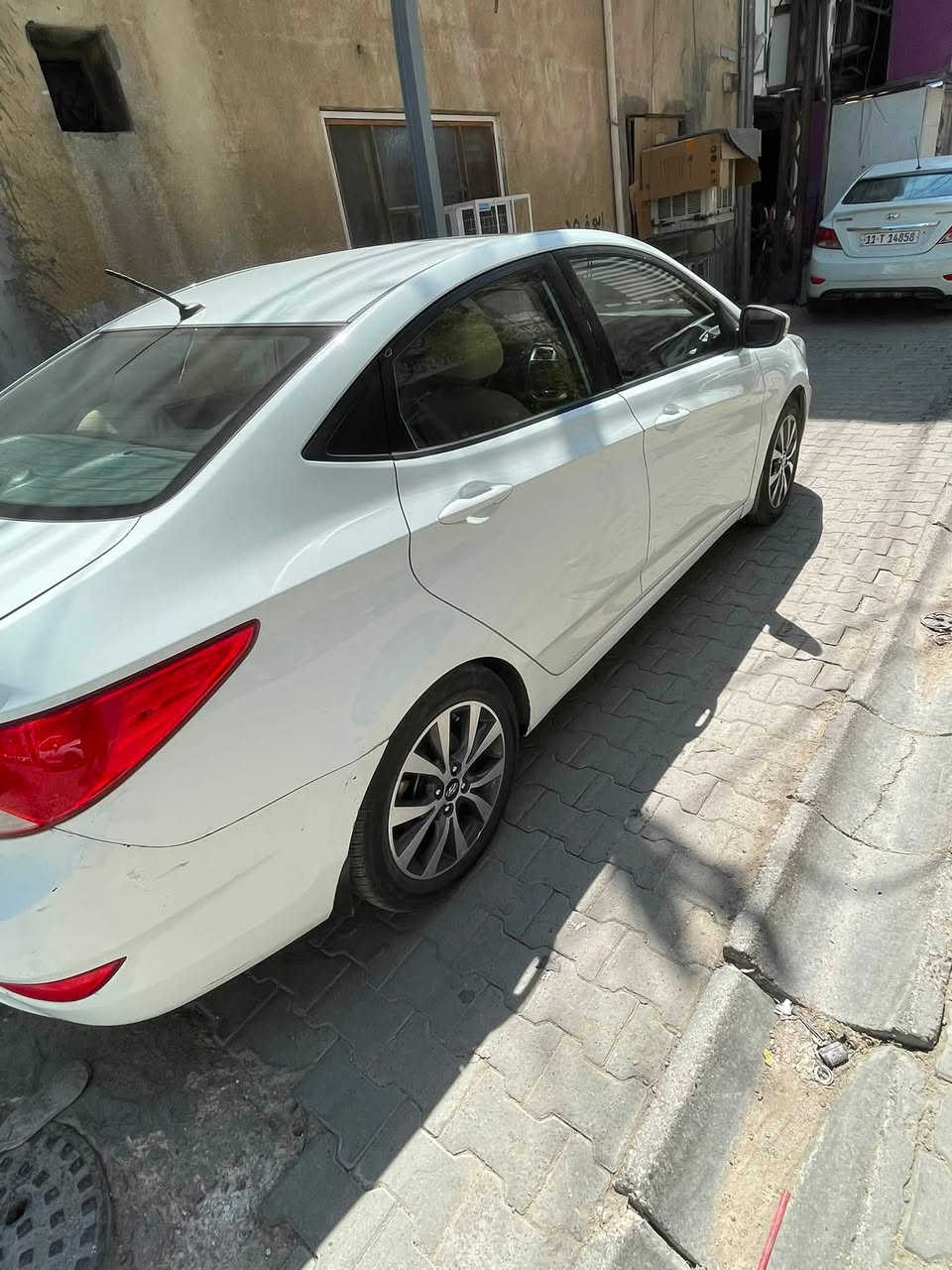 سلام عليكم للبيع اكسنت 2016 خليجي 
 قطرتين 1600.    فول موصافات 
سياره نضيفه جدا. بيه صبغ جاملغ وباب الامامي  الايمن  
ماشيه 114 الف 
مكان السياره كراده او دوره 
سعره 95 
***********
