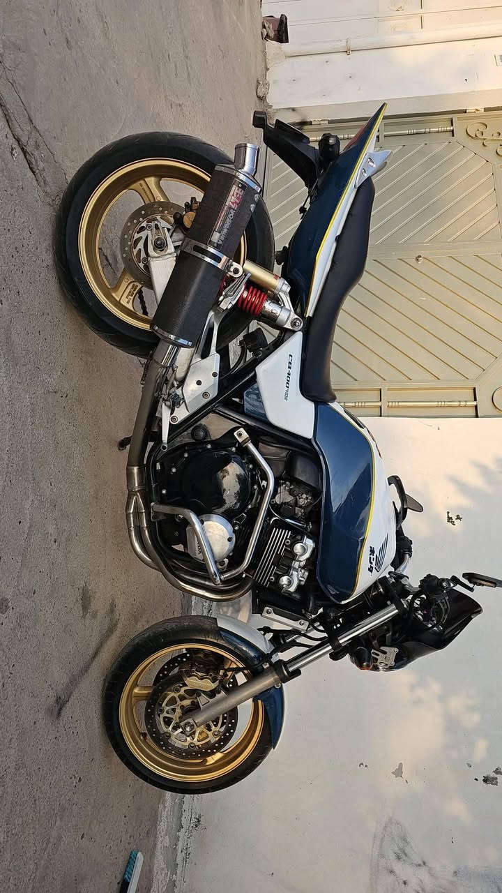 CB400
بۆفرۆشتن گشت گیانی بەشەرت
 کەپسە 35هەزار ڕۆشتوە 
تایەو ڕۆنی تازەیە 
سالنسا تیتانیوم
مەنەفیستە 
سۆپەر دواموشەکی 
سعری 18مجال 
***********
شوین چەمچەماڵ
