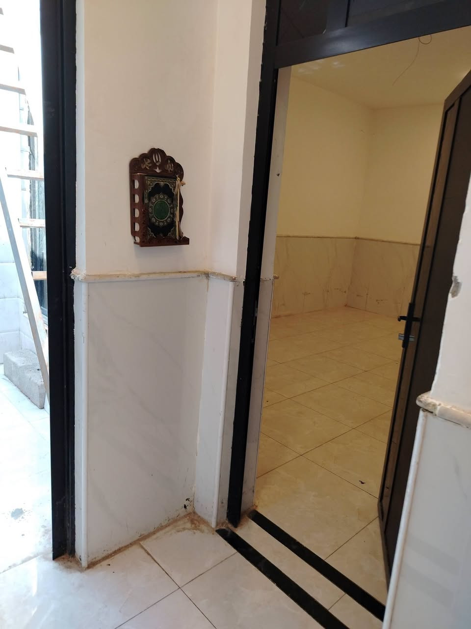 شقة للايجار حي الحسين بدايه شارع أبو شاكر تصلح سكن عياده صالون تفاصيل با الفيديو *********** سعر الايجار 300 الف
