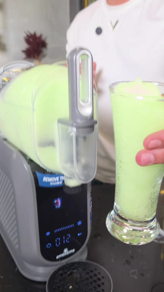 بعد ما تحتاج ثلج ولا خلاط 😍 جهاز Emblème Soft Serve & Slushie 2 IN 1 يحضّر لك السلاش والآيس كريم السوفت بسهولة بالبيت ✨ 🍦 آيس كريم Soft Serve 🥤 سلاش ومشروبات مثلجة ⚡ 8 برامج جاهزة 👆 تحكم بلمسة واحدة 🧊 بدون إضافة ثلج وبدون خلط مسبق ⏱️ المشروبات المثلجة جاهزة تقريبًا خلال 15–60 دقيقة حسب الوصفة والكمية. جهاز واحد يخلي أجواء الصيف غير 🔥❄️ #عبدالله_يورو #امبليوم #صانعة_ايسكريم #سلاش #اجهزة_منزلية 
