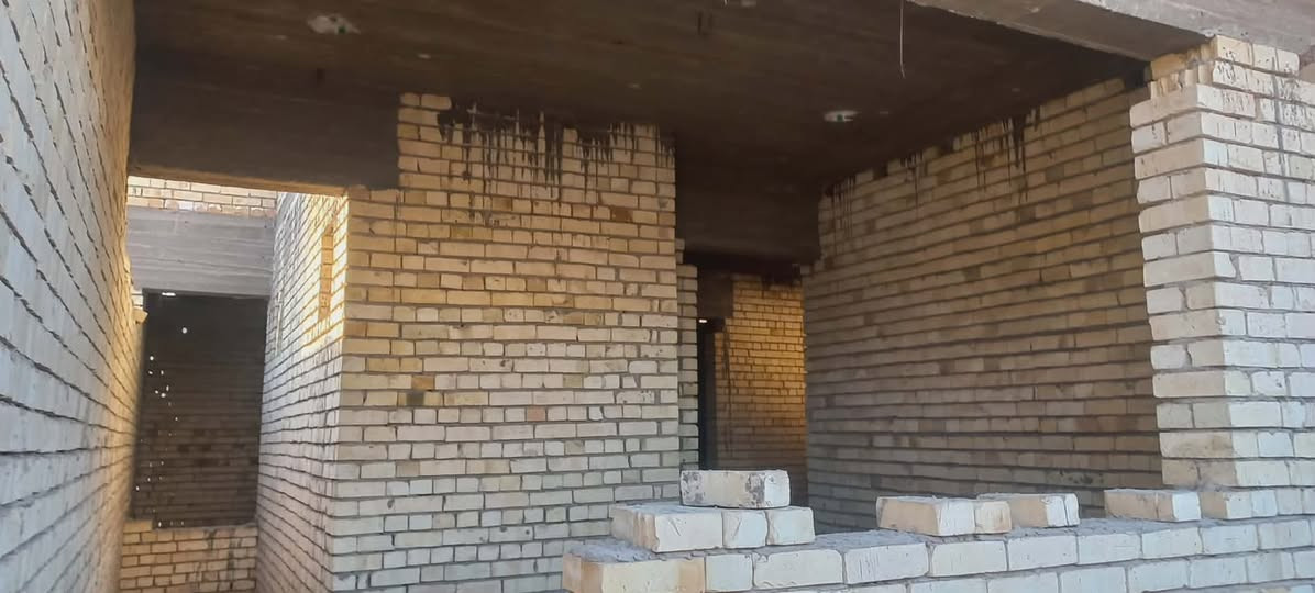 السلام عليكم ورحمة الله وبركاته …
عندي هيكل كامل ٢٠٠ متر بشارع سيد محمد مكتب الجزيرة  بناء طابقين الاول غرفتين نوم وهل وخدمات ومنور وفي الطابق الثاني غرفتين نوم وهول وخدمات وسطح الاستفسار على هذا الرقم  ***********  

هذا صور البيت

