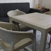 طاولة طعام • ٣ كراسي • وبي مجال
