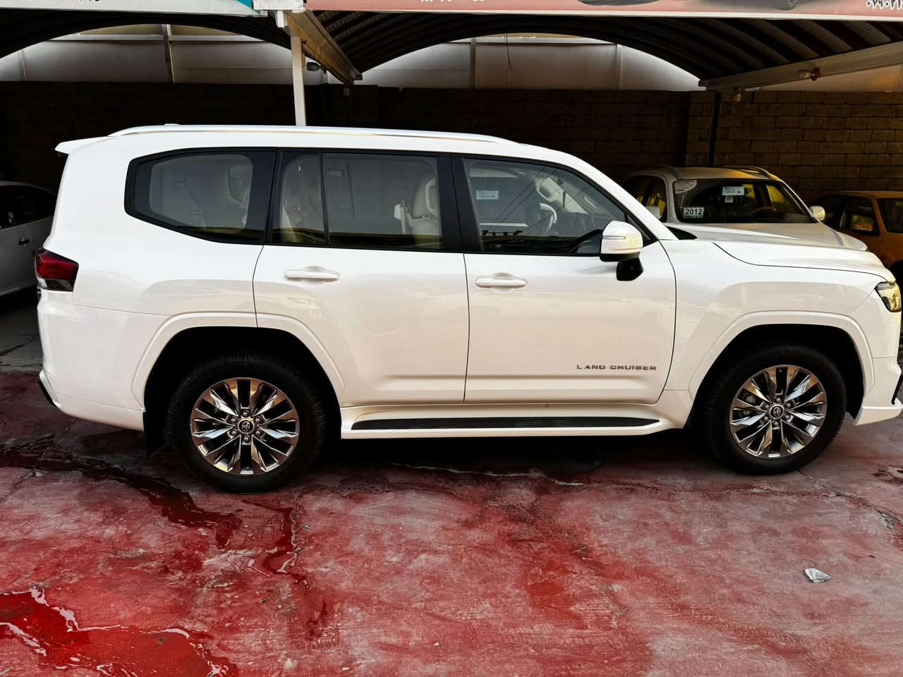 لاندكروز 2025 GXR LIMITED 
السيارة كفاله عامة 
ماشية 26 الف على وضع الشركة
للاستفسار ***********
