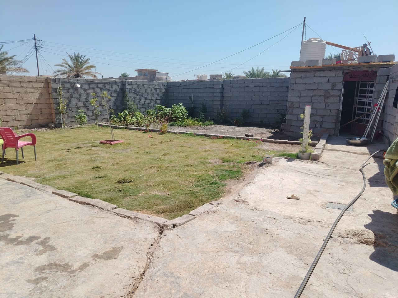 سلام عليكم بيت بمساحه 350 مع الحديقه 
يحتوي 2 فرف نوم  5.50x4

مطبخ 4x4

مضيف 7x4

صاله 7x4

حمامات خارجيه وداخليه

+مخزن

عقد الارض زراعي 117

خلف جامعه كربلاء مباشرا البزل الرابع قرب المختار ابو رعد

سعر 52 مليون مع المجال

***********
