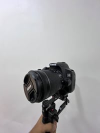 للبيع كاميرا احترافية غنية عن التعريف Canon 250D 📸✨ الكاميرا نظيفة وبح...